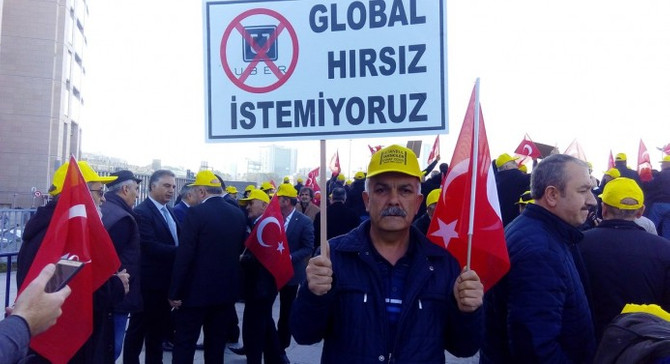 Taksicilerden adliye önünde UBER eylemi