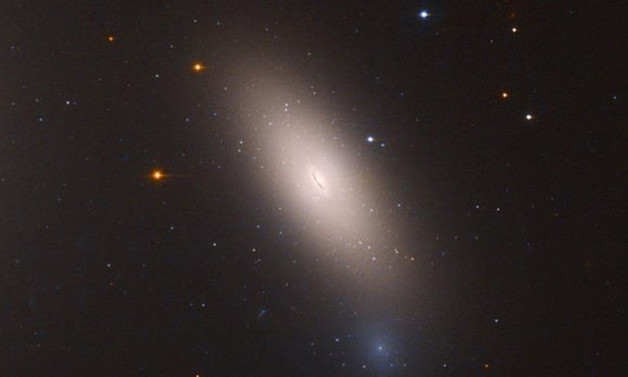 Hubble, kalıntı galaksiyi görüntüledi