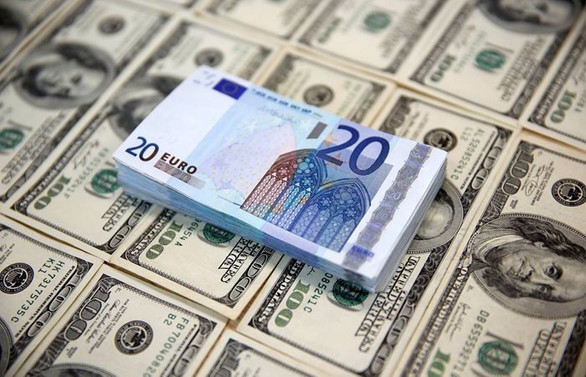 Dolar hafif geriledi, TL nefes aldı