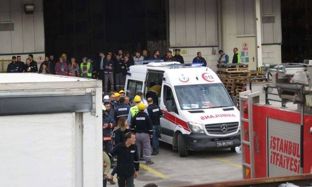 Tuzla'da antrepoda raflar işçilerin üzerine devrildi