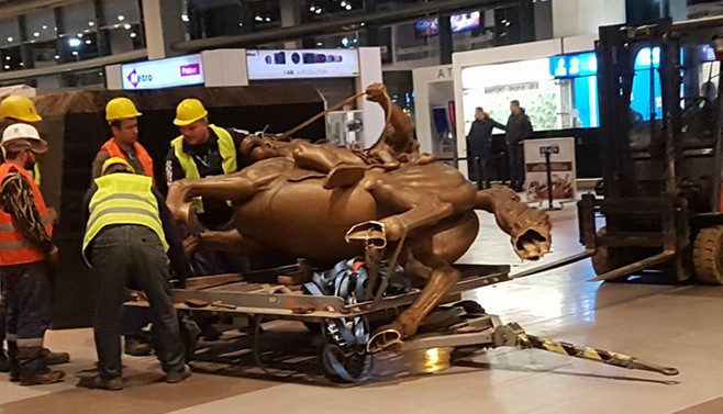TAV’ın işlettiği limandaki heykel kaldırıldı