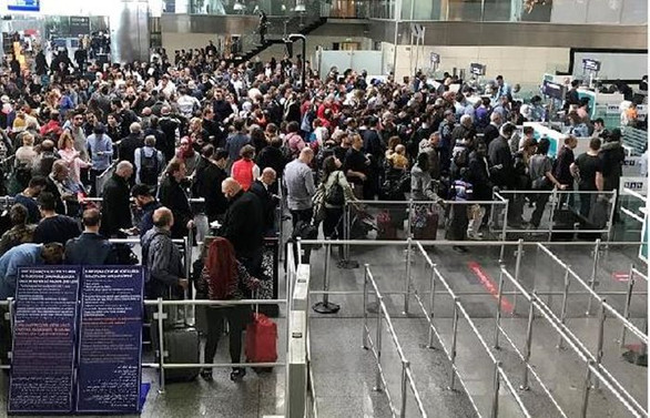 Sistem arızalandı, pasaport kuyrukları uzadı