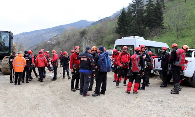 Trabzon'da polis aracı dereye devrildi