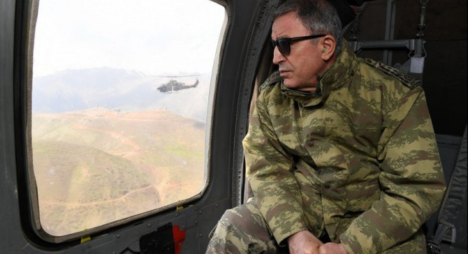 Orgeneral Akar Suriye sınırında