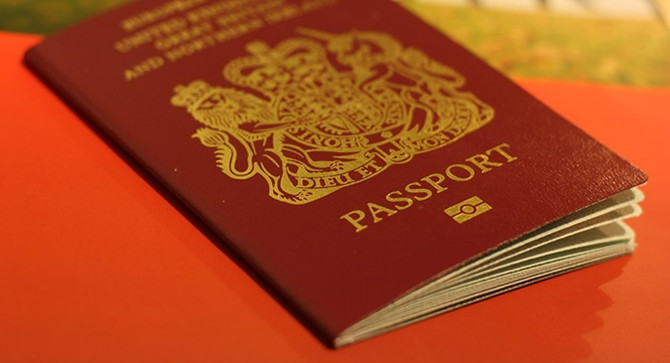 İngiltere'de Brexit sonrası pasaport tartışması