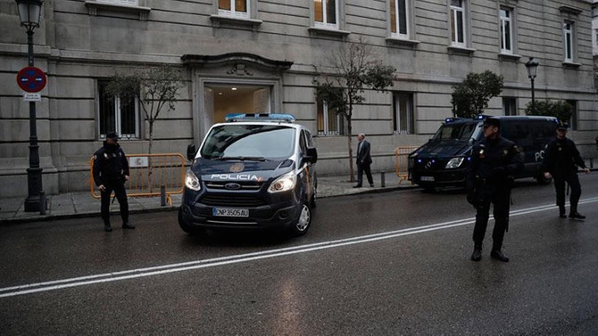 İspanya'dan firarı siyasiler hakkında tutuklama kararı