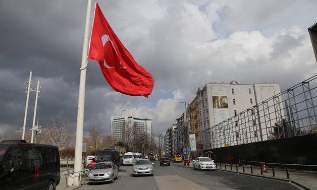 AKM önündeki büyük Türk bayrağı değiştirildi