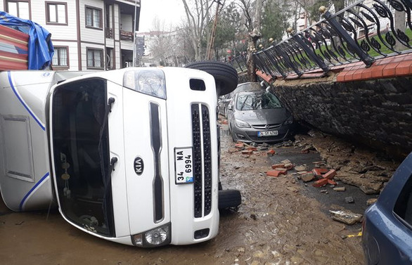 Eyüpsultan'da istinat duvarı çöktü