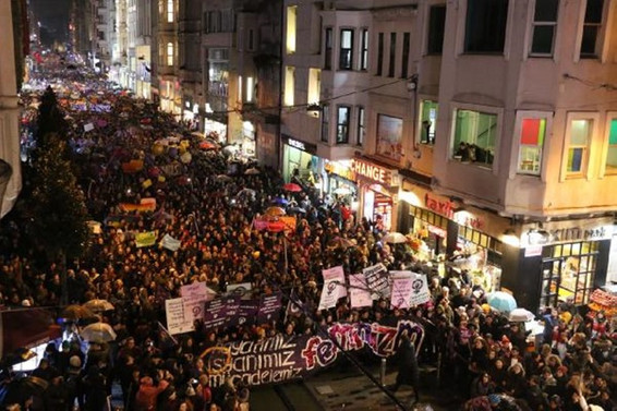 İstiklal Caddesi'nde binlerce kadın yürüdü