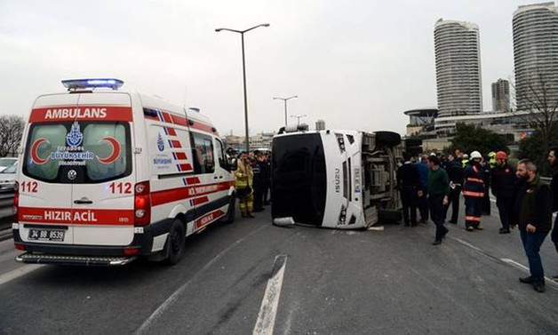 Polis servis aracı devrildi: 5 yaralı