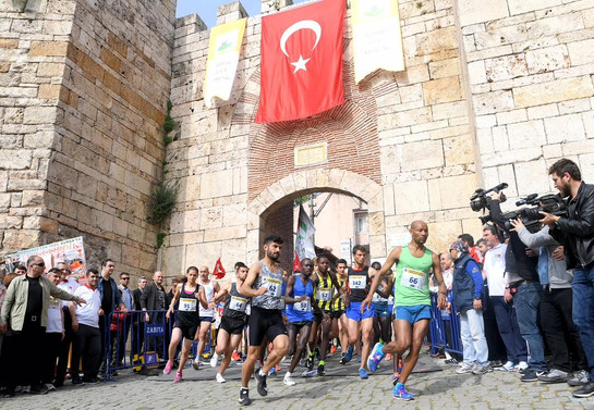 Bin 100 atlet birincilik için ter döktü