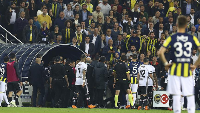Türk futbolunun kanayan yarası: Tribün olayları