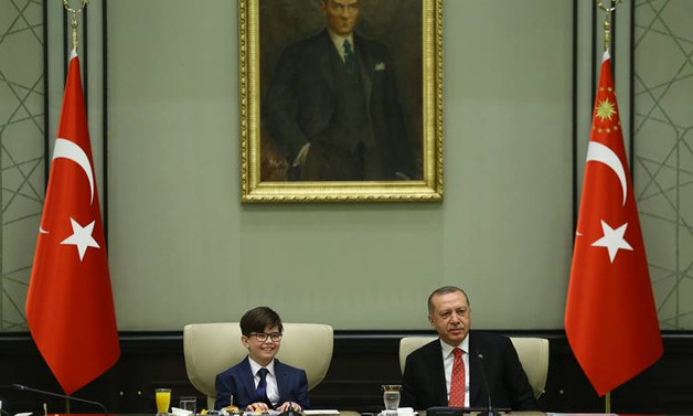 Erdoğan koltuğunu 12 yaşındaki Fatih'e devretti