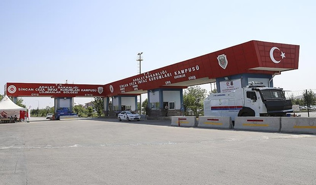 FETÖ sanığı 4 kişi duruşma salonundan kaçtı
