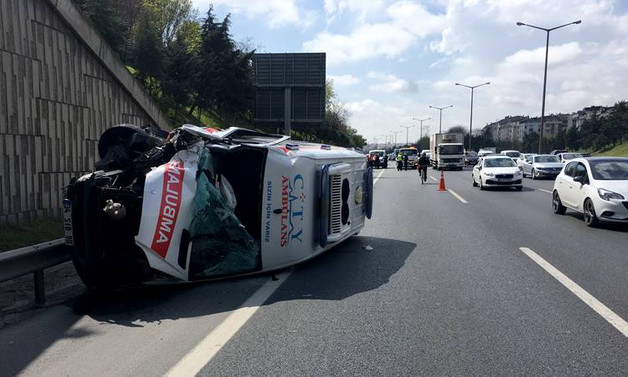 Ambulans, otomobile çarptı: 6 yaralı