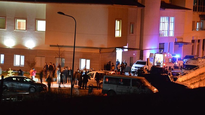 Jandarma özel harekat timini taşıyan araç devrildi: 9 yaralı