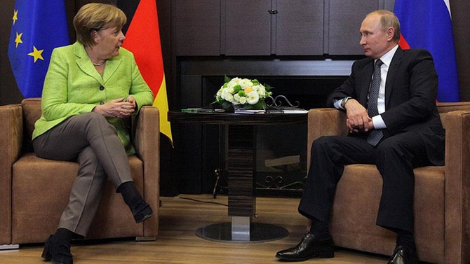 Putin, Merkel ile Suriye ve Ukrayna'yı görüştü