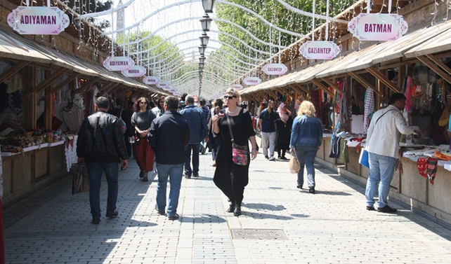 Vatandaşlar sahil ve parklara akın etti