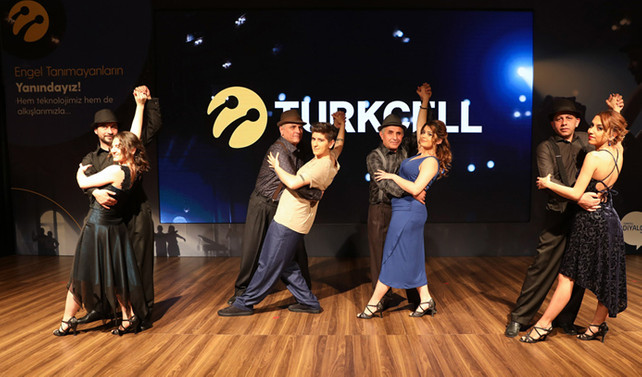Karanlık ve sessizlikte engel tanımayan tango
