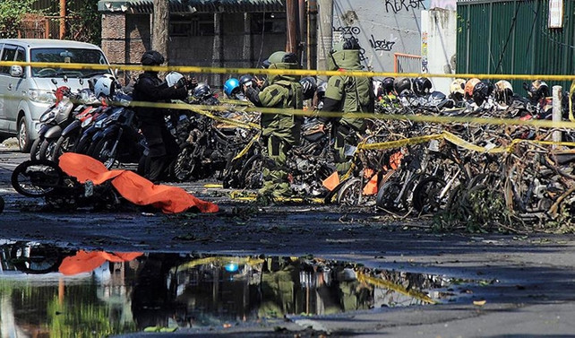 Endonezya’da 3 kiliseye bombalı saldırı: 9 ölü, 40 yaralı