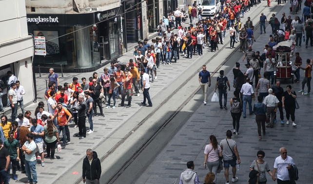 Şampiyonluk kutlaması için uzun kuyruklar oluştu