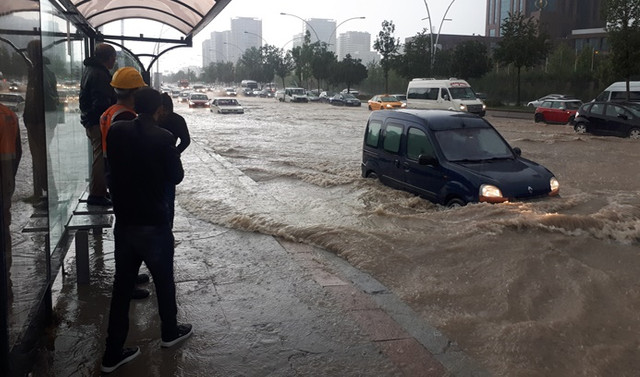 Yağmur Ankara’yı felç etti
