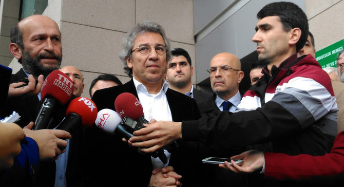 Gül ve Dündar'ın yeniden yargılanmasına başlandı