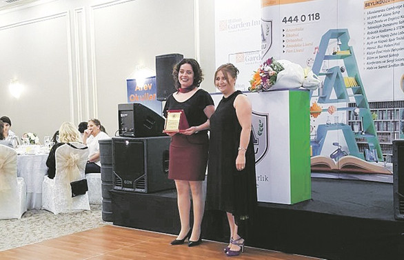 Arev Okulları'dan DÜNYA Education'a plaket