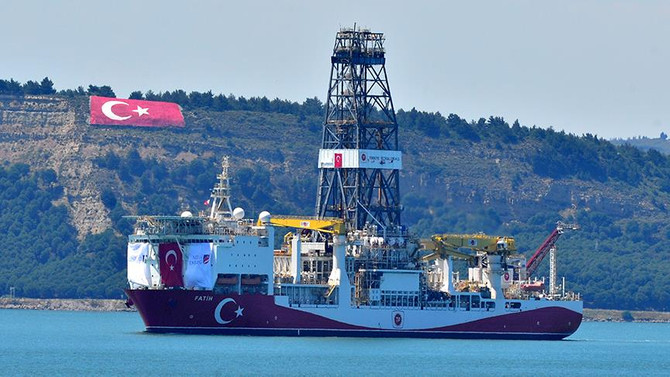 'Fatih' Çanakkale Boğazı'ndan geçti