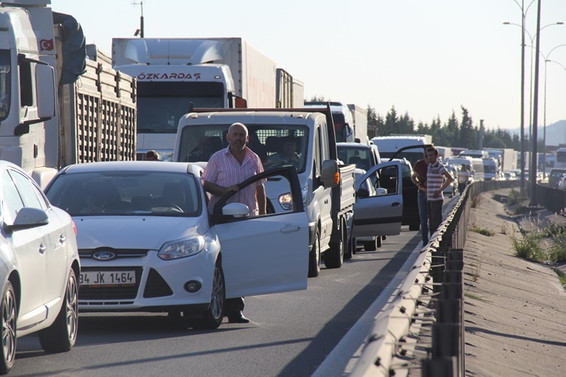 TEM’de 5 araç birbirine girdi, 10 kilometre kuyruk oluştu