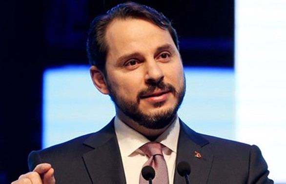 Kim o, deme boşuna... Benim, ben. Öyle bir ben ki gelen kapına Başdan başa sen Kim o, deme boşuna... Benim, ben. Öyle bir ben ki gelen kapına Başdan başa sen