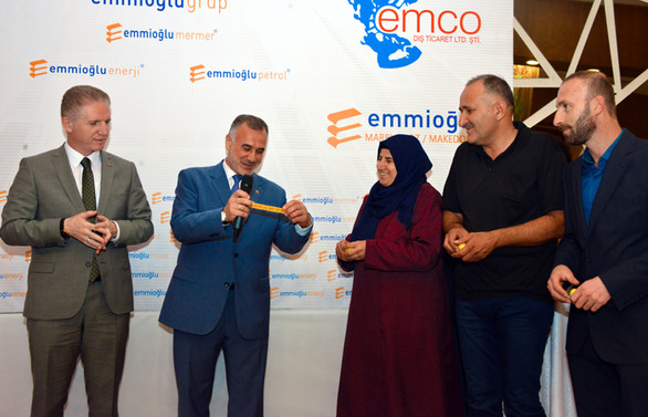 Sivaslı patron 20 çalışanına ev hediye etti
