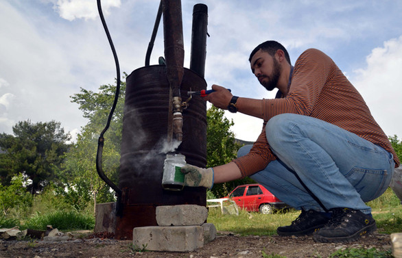 Varilden yaptığı reaktör ile odun sirkesi ve kömür üretiyor