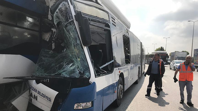 Başkentte iki otobüs çarpıştı: 1 ölü, 14 yaralı