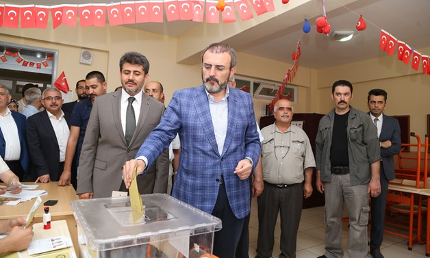 Ünal: Milletimizin kararı bizim başımız üzerine