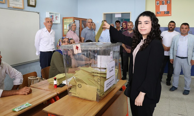 En genç milletvekili adayı oyunu kullandı