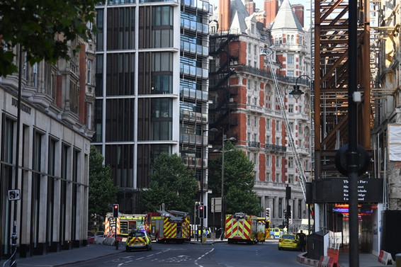 Londra’da 12 katlı otelde yangın