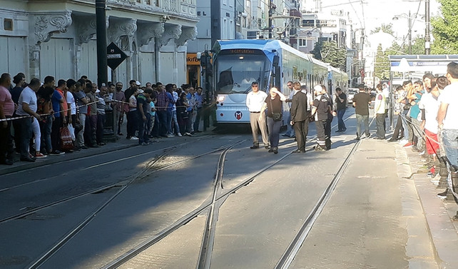 Sultanahmet'te tramvay raydan çıktı