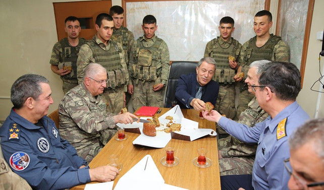 Akar ve komutanlardan Dağbaşında kutlama