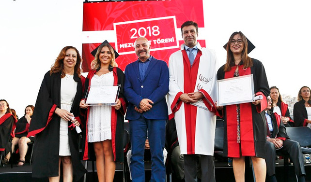 'Bilgi'li öğrenciler diplomalarını aldı