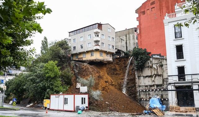Beyoğlu'ndaki bina çöktü