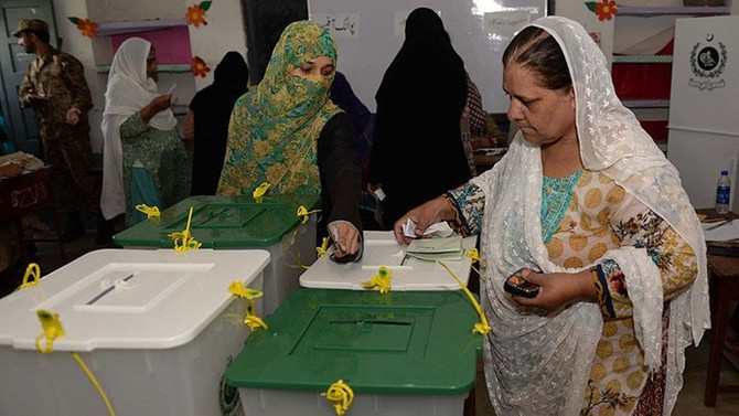 Pakistan seçimlerinde muhalefet lideri İmran Han önde