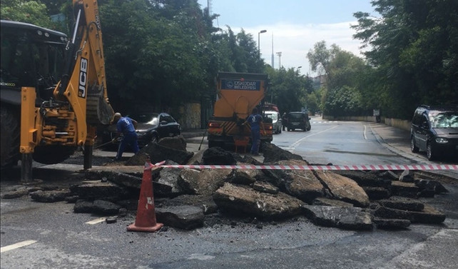 İstanbul'da sağanak nedeniyle yol çöktü