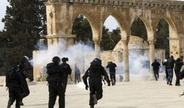 İsrail polisinden Mescid-i Aksa’ya saldırı