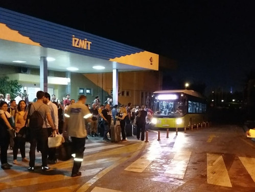 Hereke Tren İstasyonu sular altında kaldı, seferler iptal edildi