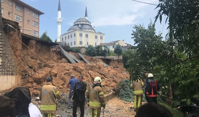 Sancaktepe'de bir ilkokulun duvarı çöktü