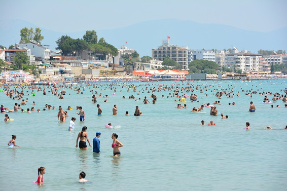 Didim'de sıcak hava sahilleri doldurdu