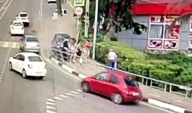 Rusya'da araç kalabalığın arasında daldı