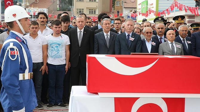Şehit anne ve bebeğine veda