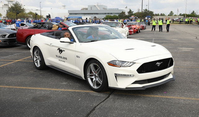 10 milyonuncu Ford Mustang banttan indi